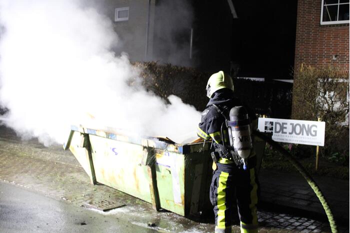 Brand in container met bouwafval