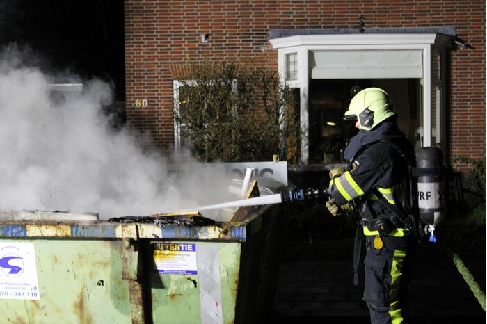 Brand in container met bouwafval