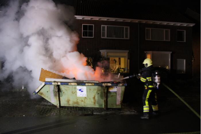 Brand in container met bouwafval