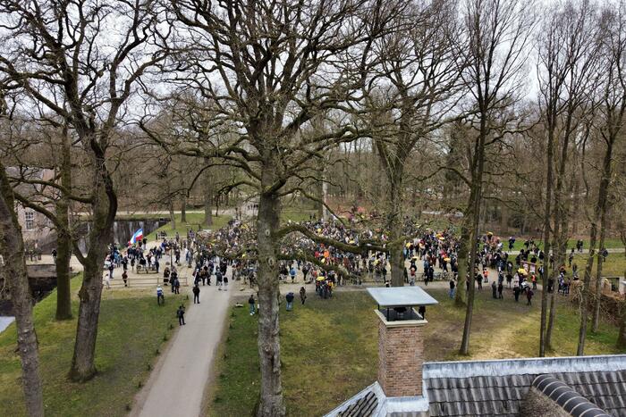 Demonstratie Kasteel Groeneveld tegen coronabeleid
