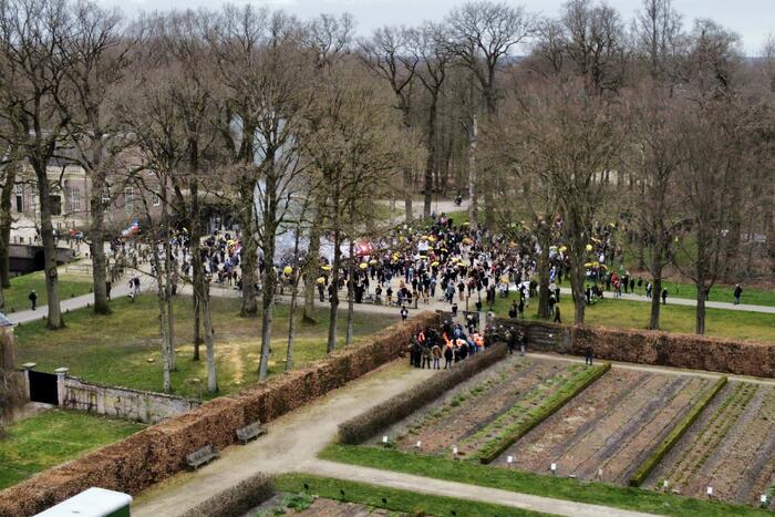 Demonstratie Kasteel Groeneveld tegen coronabeleid