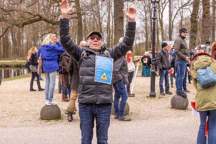 Demonstratie Kasteel Groeneveld tegen coronabeleid