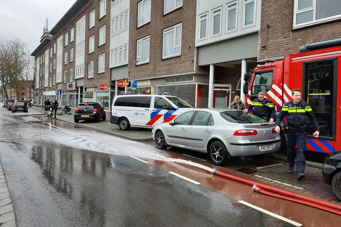 Brandweer pompt volgelopen kelder leeg