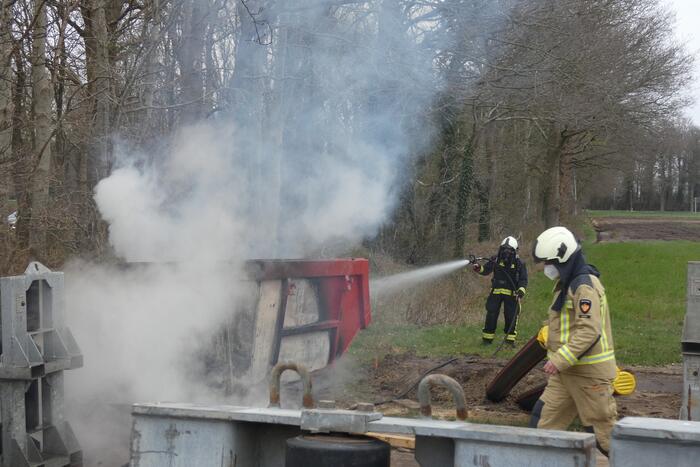 Dixi en bouwcontainer in brand