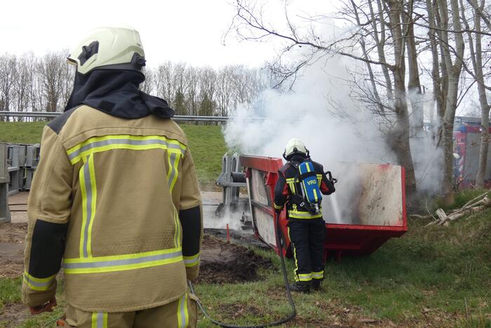 Dixi en bouwcontainer in brand