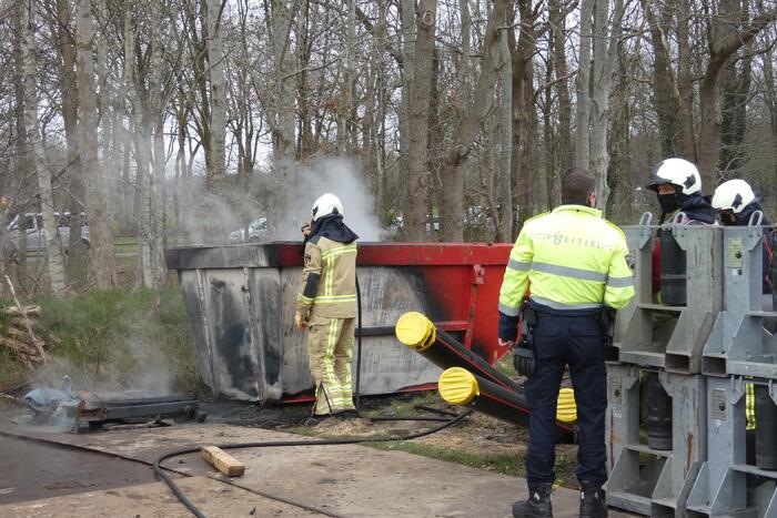 Dixi en bouwcontainer in brand
