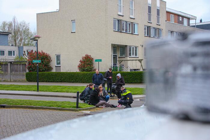 Twee personen met scooter onderuit