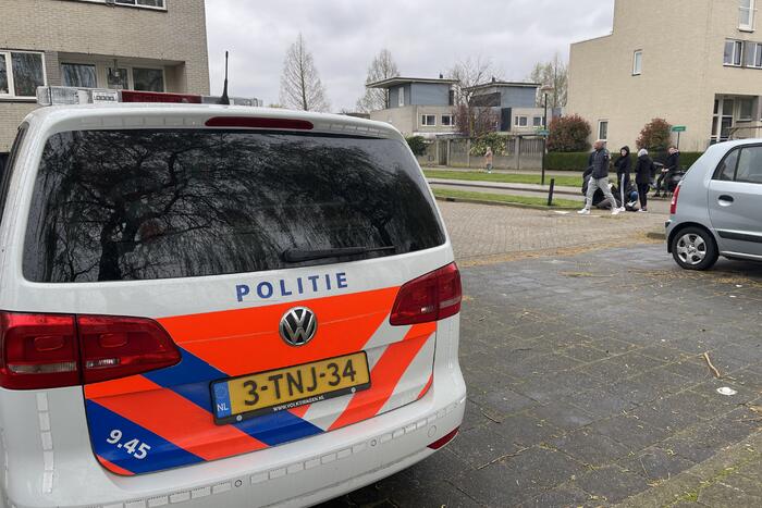 Twee personen met scooter onderuit