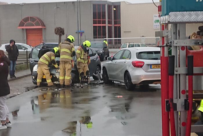 Personenauto's total-loss na frontale botsing