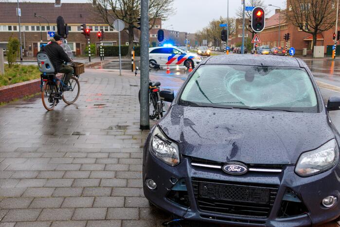 E-biker ernstig gewond bij aanrijding met auto