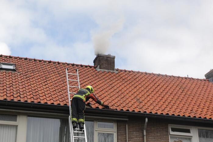 Veel rook bij brand in schoorsteen