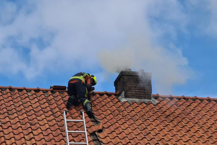 Veel rook bij brand in schoorsteen