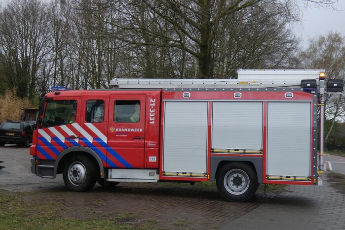Brandweer doet controle na brand in personenauto