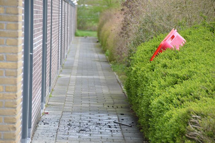 Brandweer blust brandende wasmand