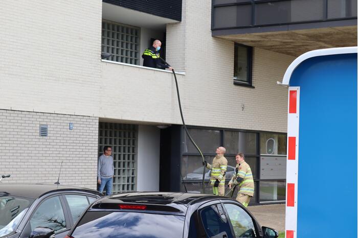 Brandweer ventileert woning na keukenbrand