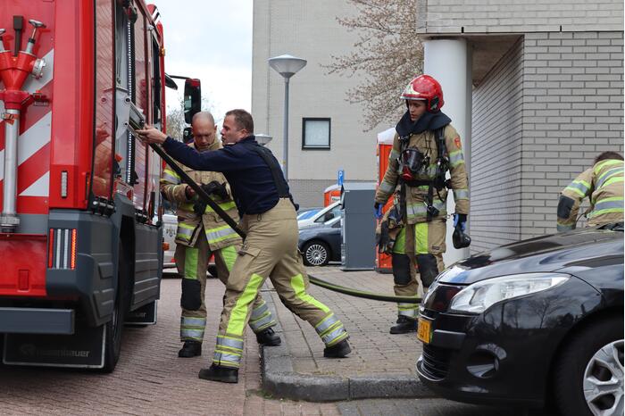 Brandweer ventileert woning na keukenbrand