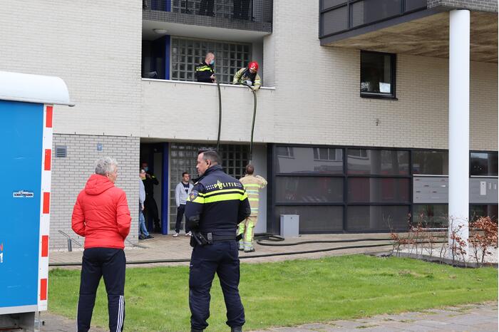 Brandweer ventileert woning na keukenbrand
