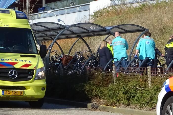 Fietser botst tegen geparkeerde fietsen