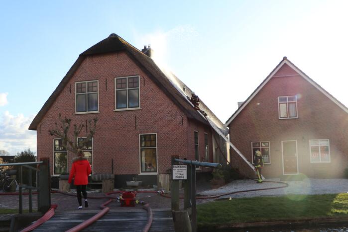 Schoorsteenbrand bij woning met rietendak