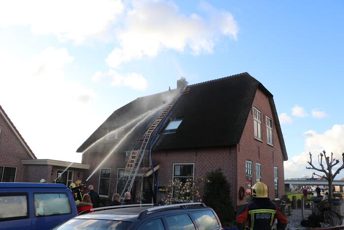 Schoorsteenbrand bij woning met rietendak
