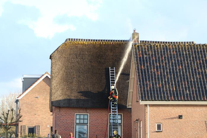 Schoorsteenbrand bij woning met rietendak