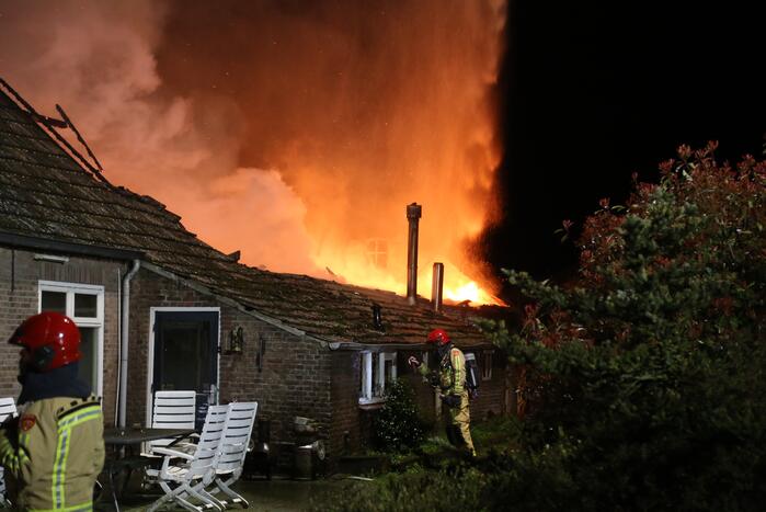 Uitslaande brand bij voormalig woonboerderij