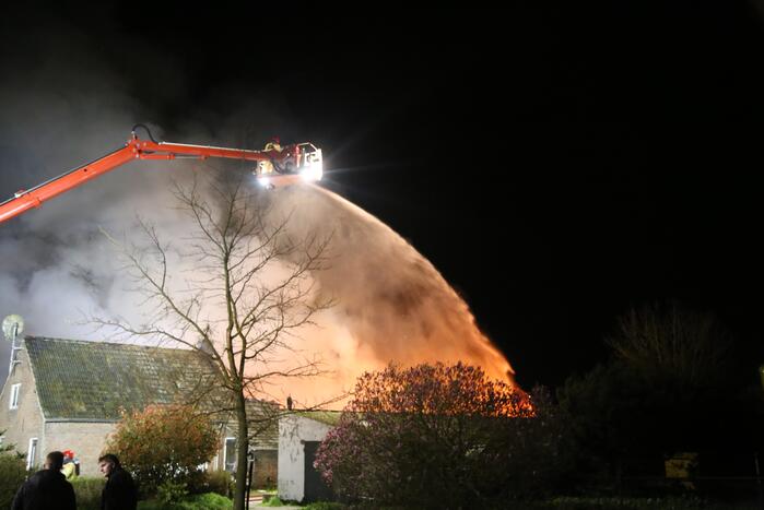 Uitslaande brand bij voormalig woonboerderij