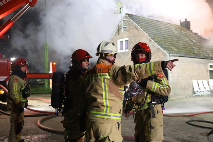 Uitslaande brand bij voormalig woonboerderij