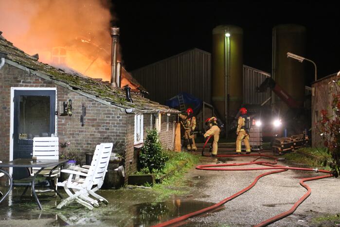 Uitslaande brand bij voormalig woonboerderij