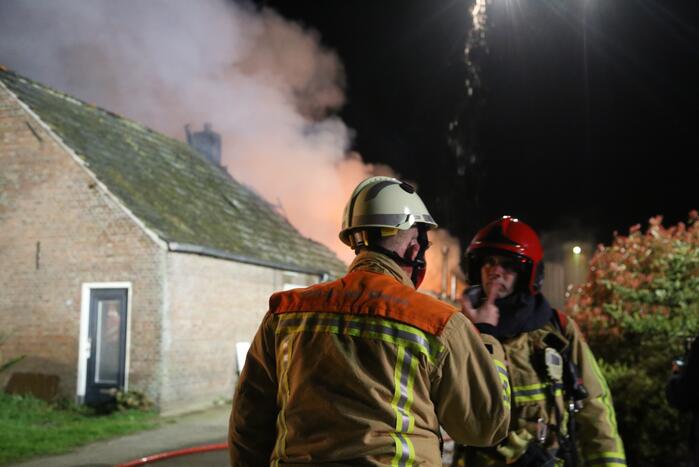 Uitslaande brand bij voormalig woonboerderij