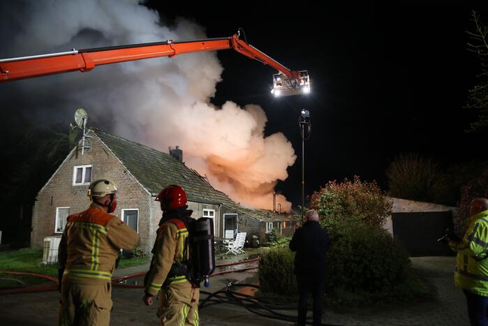 Uitslaande brand bij voormalig woonboerderij