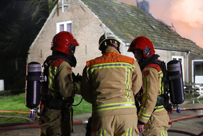Uitslaande brand bij voormalig woonboerderij