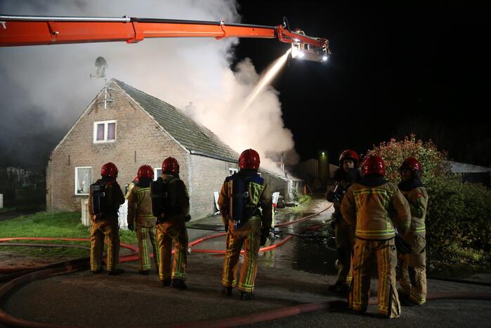Uitslaande brand bij voormalig woonboerderij