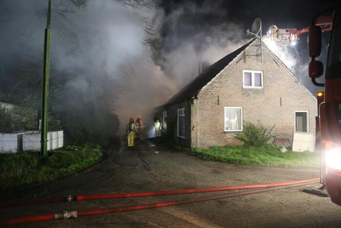 Uitslaande brand bij voormalig woonboerderij