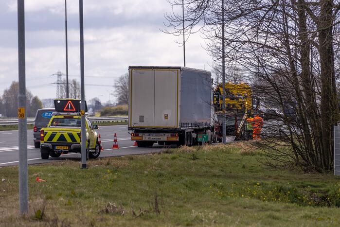 Voertuig geborgen na botsing met vrachtwagen