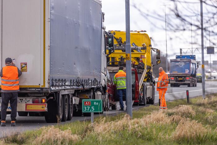 Voertuig geborgen na botsing met vrachtwagen