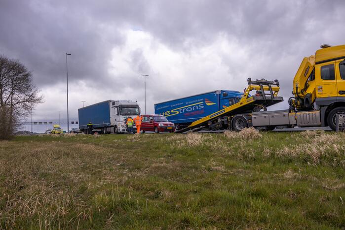 Voertuig geborgen na botsing met vrachtwagen