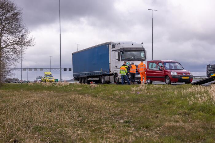 Voertuig geborgen na botsing met vrachtwagen