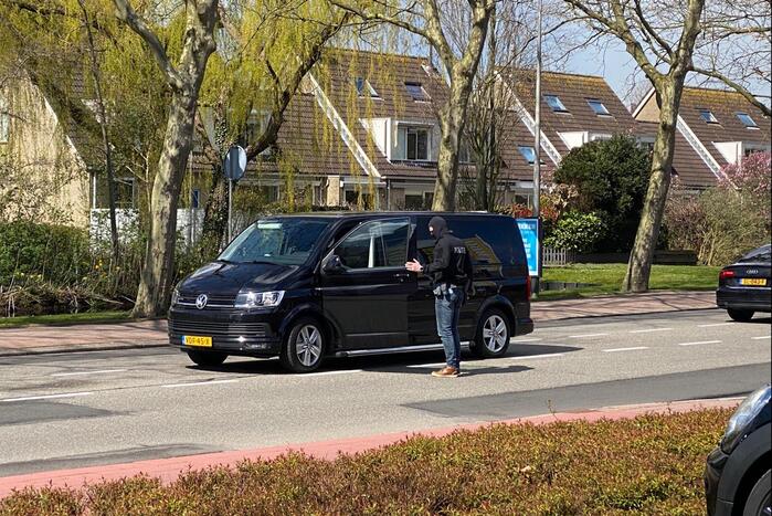Arrestatieteam houdt twee personen aan voor Winkelcentrum Bloemendaal