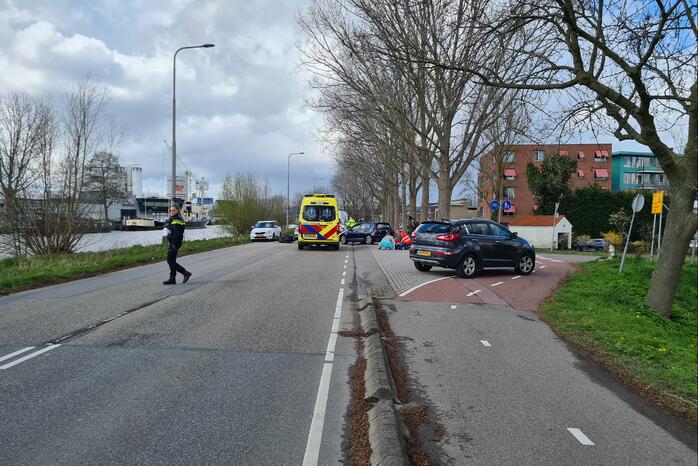 Scooterrijdster gewond bij botsing met auto