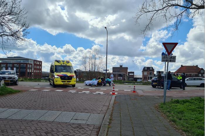 Scooterrijdster gewond bij botsing met auto