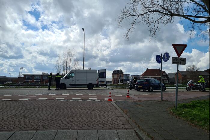 Scooterrijdster gewond bij botsing met auto