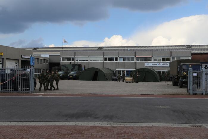 Defensie oefent op voormalige aanhangwagenfabriek Jumbo