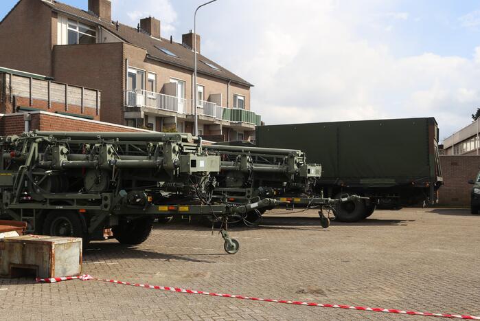 Defensie oefent op voormalige aanhangwagenfabriek Jumbo