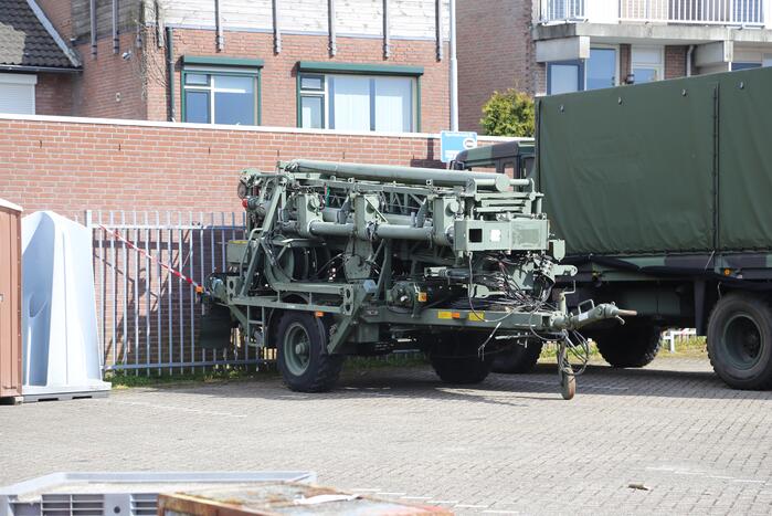 Defensie oefent op voormalige aanhangwagenfabriek Jumbo