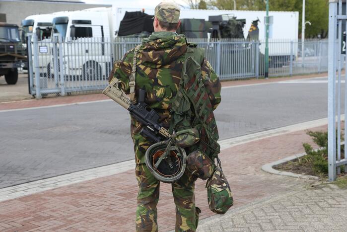 Defensie oefent op voormalige aanhangwagenfabriek Jumbo