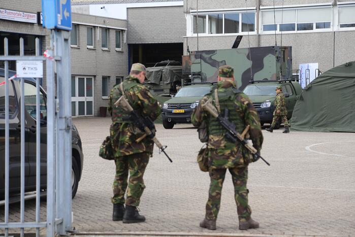 Defensie oefent op voormalige aanhangwagenfabriek Jumbo