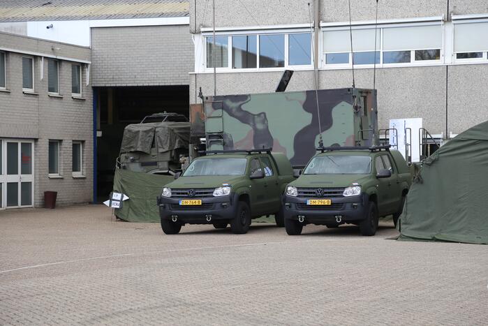 Defensie oefent op voormalige aanhangwagenfabriek Jumbo