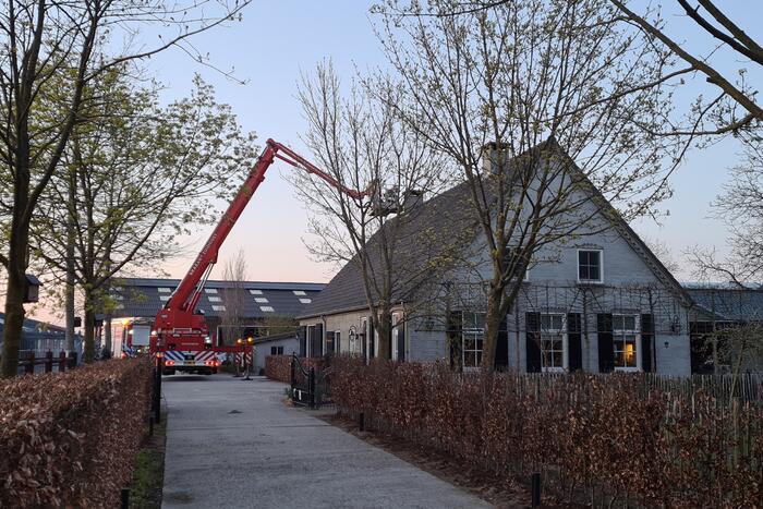 Brandweer veegt schoorsteen na schoorsteenbrand