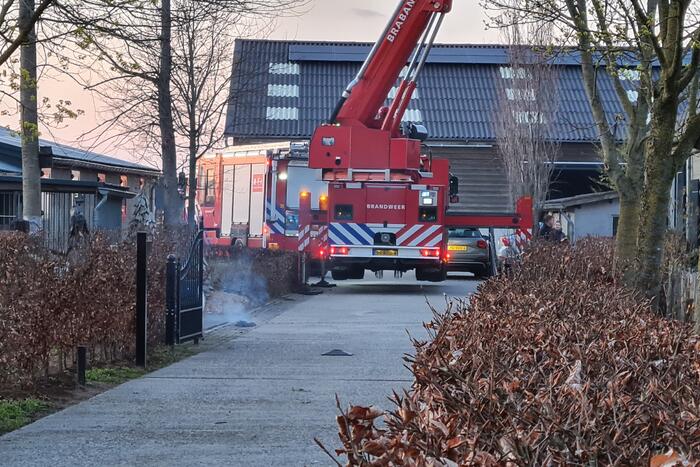 Brandweer veegt schoorsteen na schoorsteenbrand